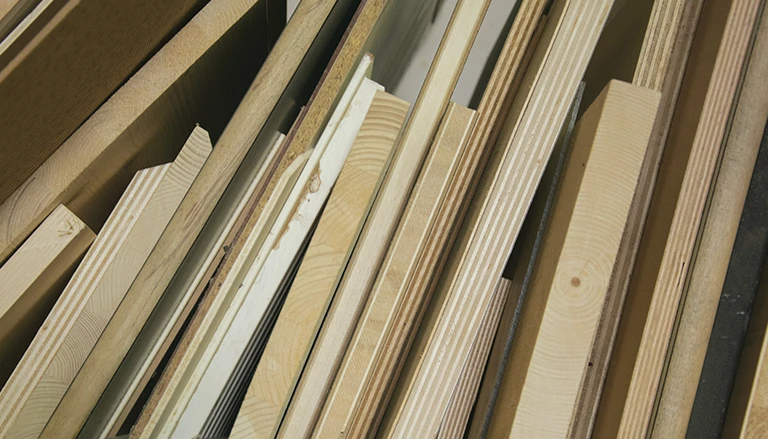 Siebdruckplatten sind vielseitige Werkstoffe, die in vielen Bereichen der Bau- und Möbelindustrie Verwendung finden. In diesem Blogbeitrag werden wir einen genaueren Blick auf die Eigenschaften, Anwendungen und die optimale Verarbeitung dieser robusten Platten werfen.